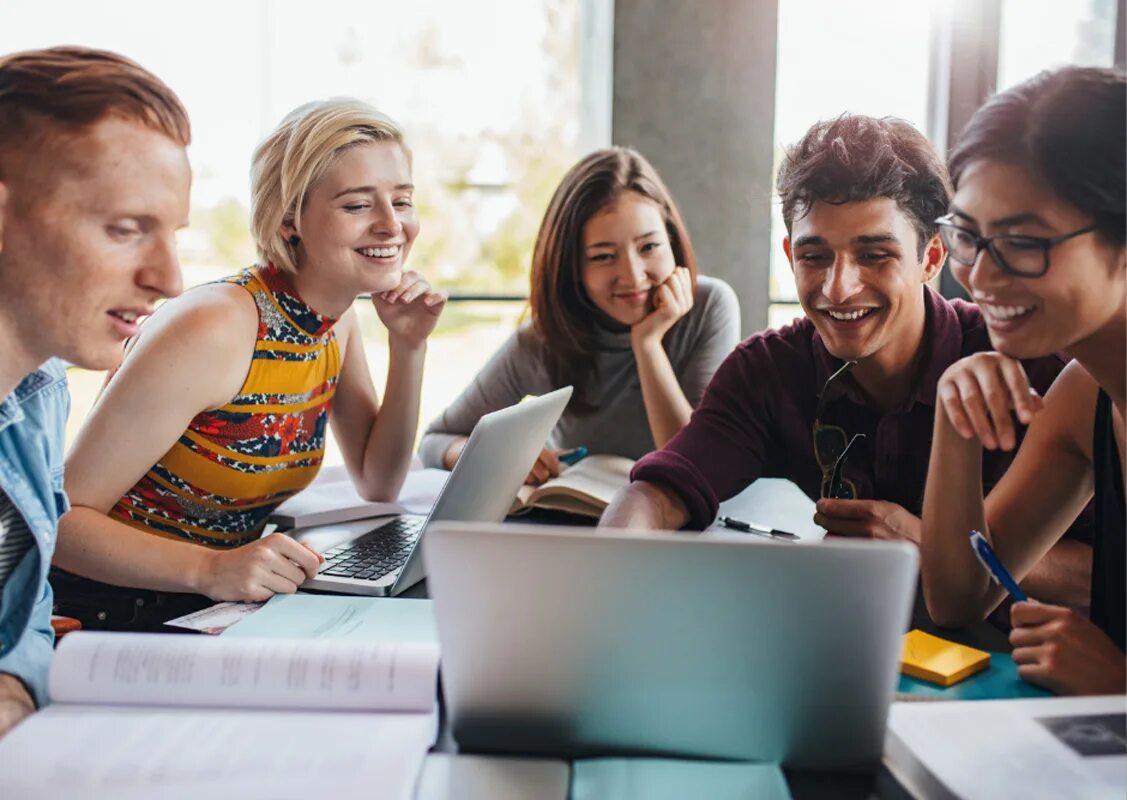 Students conference. Современный студент. Общение студентов. Бизнес молодежь. Группа людей.