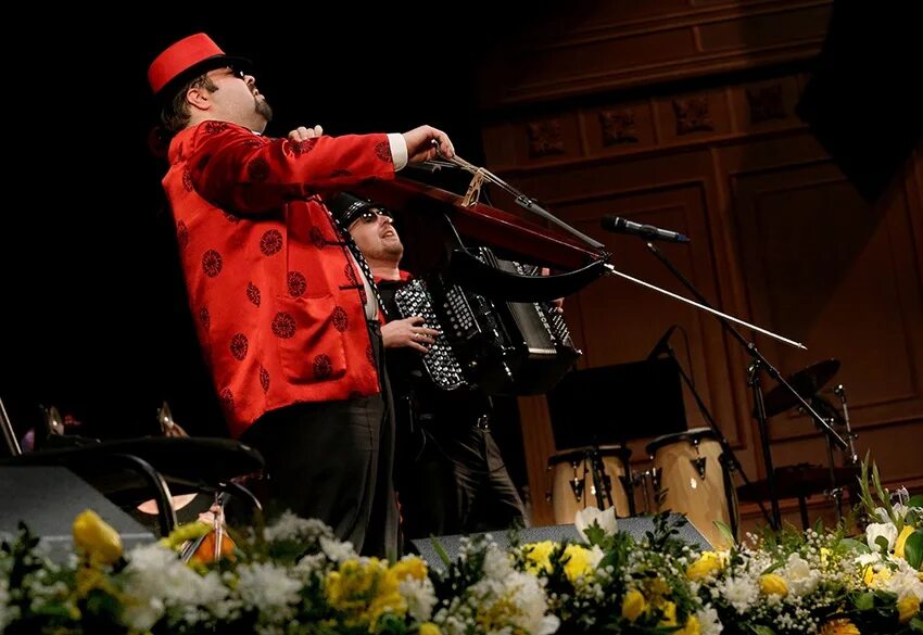 Виолончелист николай. Piazzolla sofia gubaidulina. Баянист с симфоническим оркестром. Виолончель баян песня иностранная. Аккордеон и скрипка.