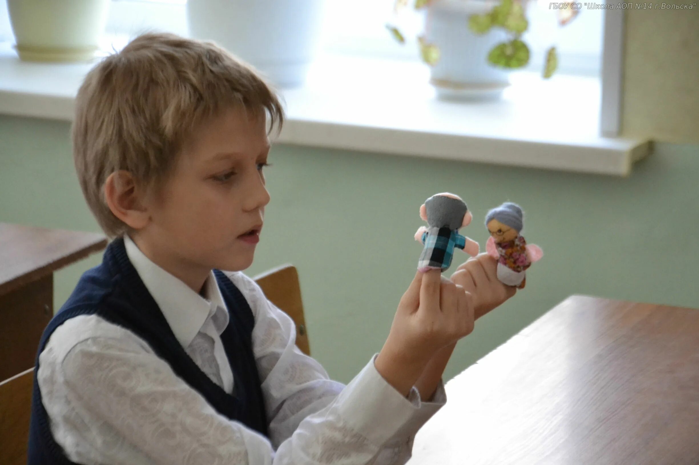 современные частные школы россии. родители и школьники. друзья дети в школе. студенты воспитатели. одиночество детей в школе.