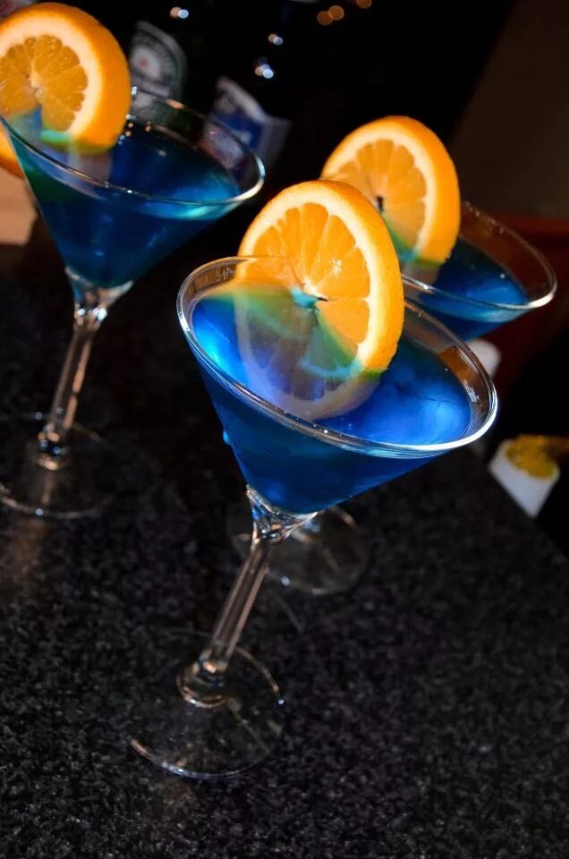 Blue curacao ликер коктейли. Коктейль кюрасао. Коктейль кюрасао. Коктейль голубого цвета. Синий ликер блю кюрасао.