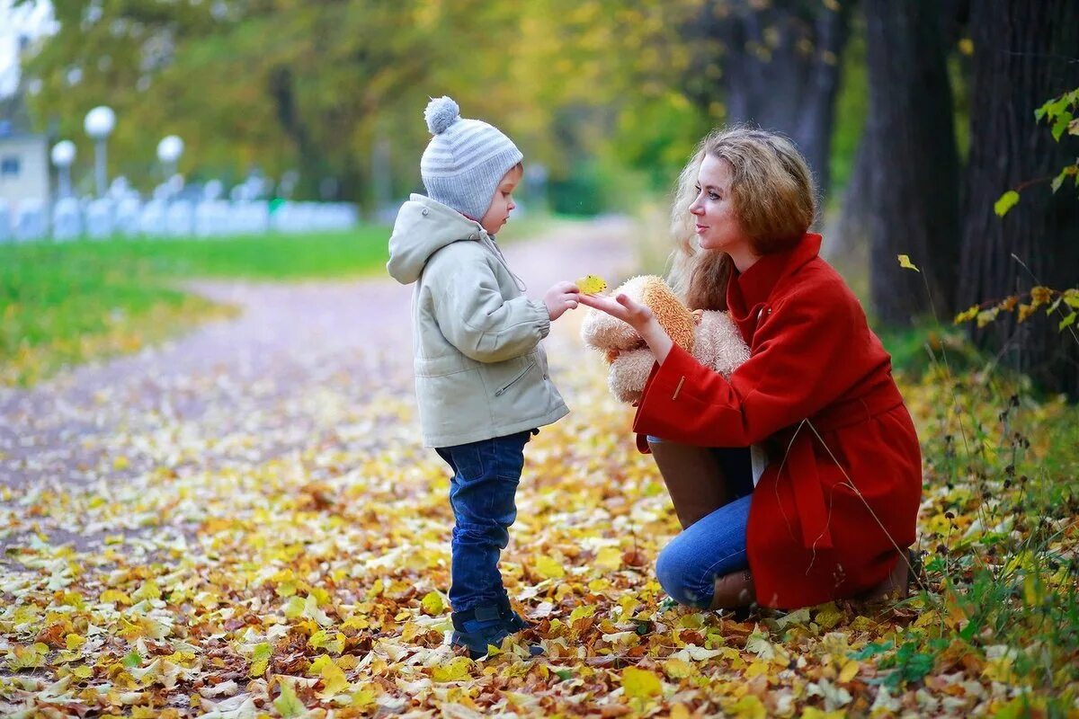 Погулять с родителями. Дети на прогулке. Мама с ребенком на прогулке. Дети на прогулке осенью. Мама с ребенком в парке.