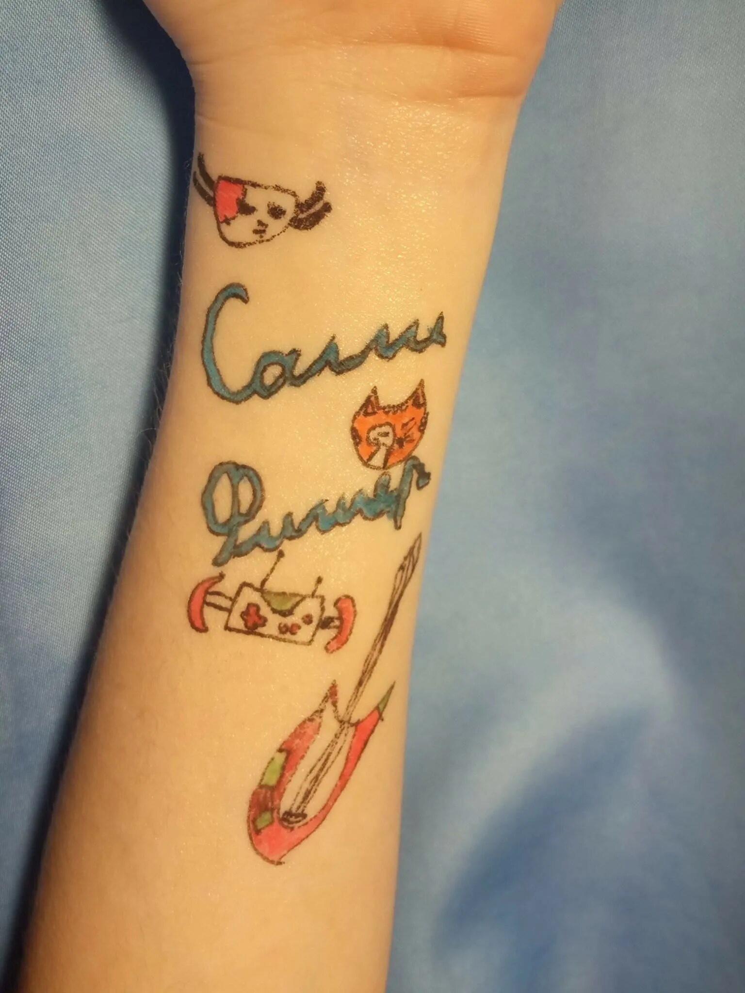 тату детские ручки. татуировка ладошка ребенка. тату для детей ручкой. тату в честь рождения ребенка. татуировки для девочек.