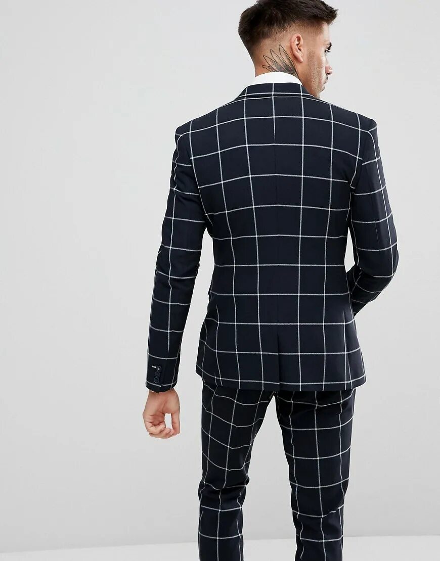 белый костюм в клетку