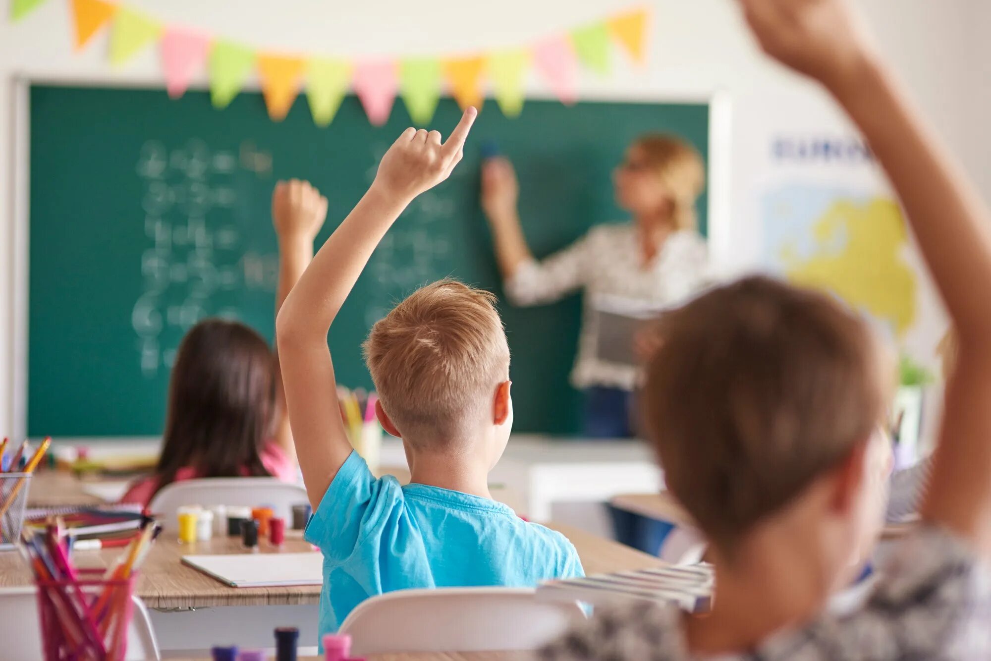 We can in class. Дети в школе. Подготовка ребенка к школе. Школьники начальных классов. Дети в школе на уроке.