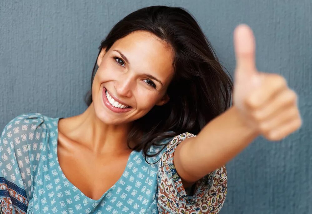 Женщина палец вверх. Довольна 18. Человек радостный. Довольна 18. Девушка эмоции.