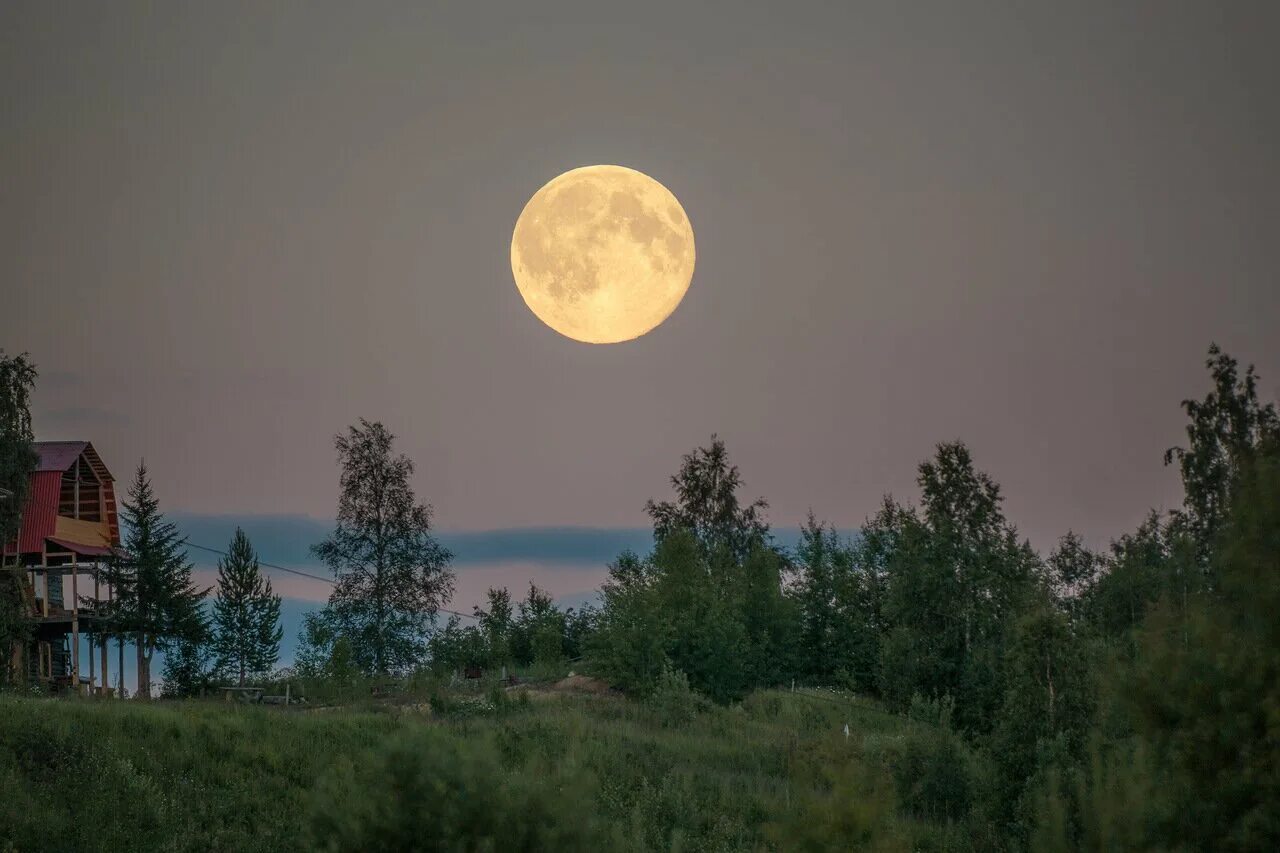 Луна светит сама. Луна. Две Луны на небе. Яркая Луна. Луна на небе.