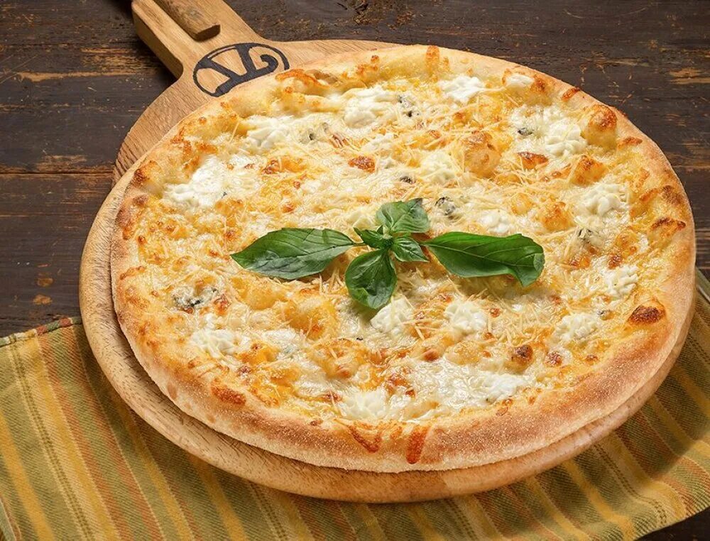 Пицца с сыром простой рецепт. Пицца сырная. Итальянская пицца 4 сыра. Четыре сыра. Сыр для пиццы.