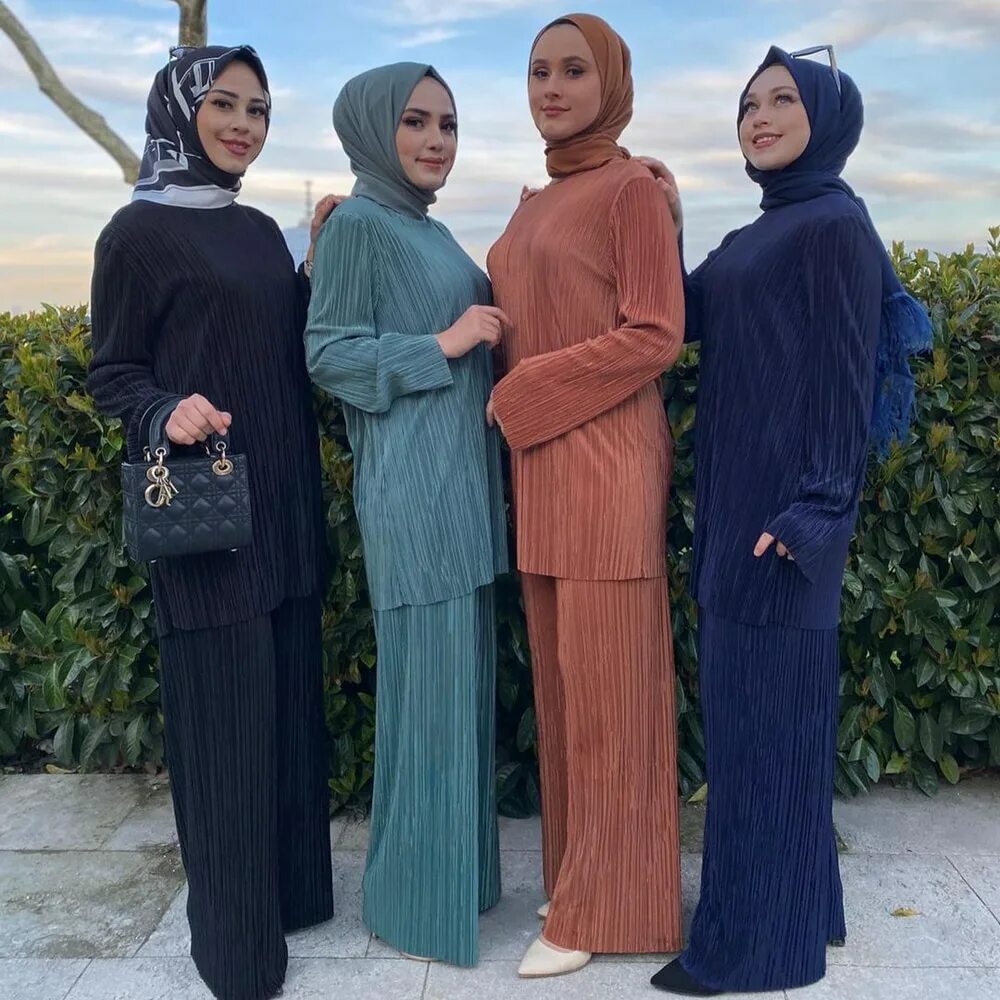 Мусульманские комплекты. Мусульманский комплект женский. Джемпер длинный женский мусульманский. Мусульманское хиджаб люрексом. Хиджаб с брюками.