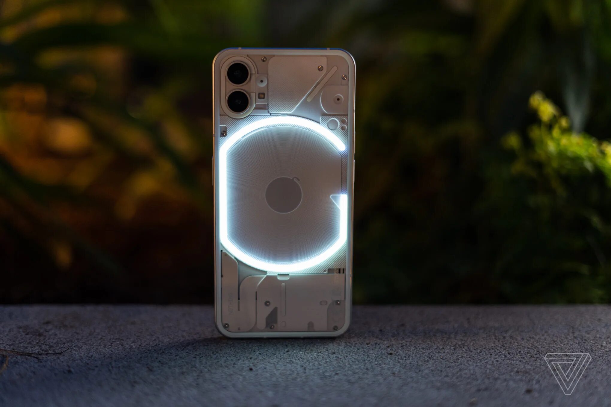 Смартфон nothing phone 2. Смартфон nothing phone 1. Nothing phone 2a белый. Смартфон nothing phone 1. Самые необычные смартфоны 2022.