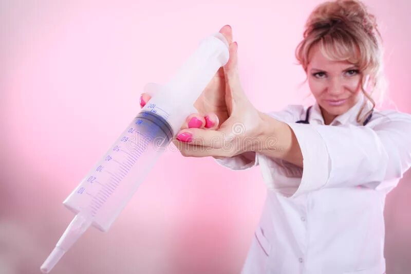 Уколов делали очень много. Уколов делали очень много. Укол большой шприц. Самый большой укол. Уколов делали очень много.