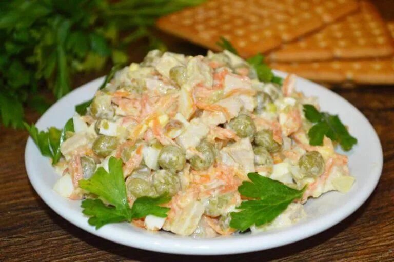 купеческий праздничный мясной салат. салат купеческий новогодний. салат купеческий со свининой. купеческий праздничный мясной салат. интересные салаты на праздничный стол.