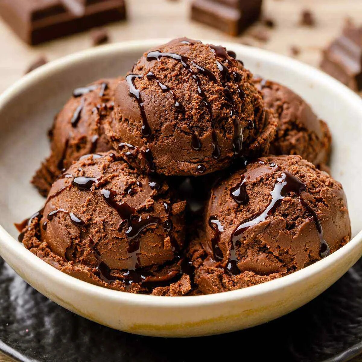 Шоколадное джелато. Шоколадное мороженое. Шоколадное мороженое в шоколаде. Шоколадное мороженое с посыпкой. Choco ice
