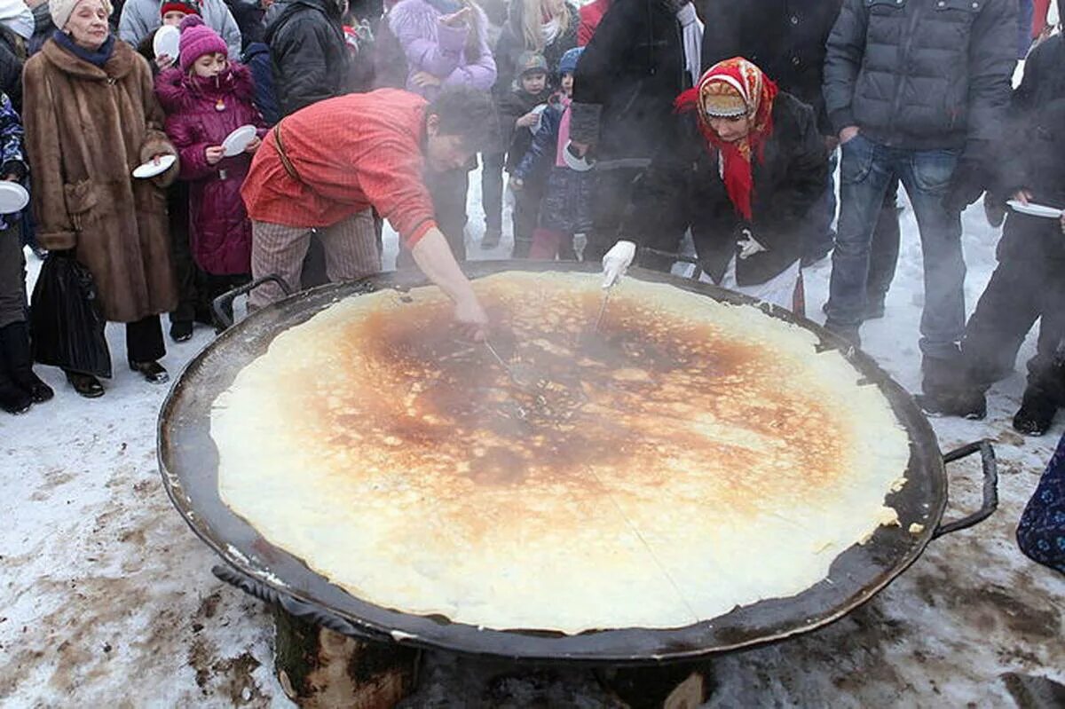 Блин джедая каскадерская масленица. Огромный блин на Масленицу. Самый большой блин. Гигантский блин на Масленицу. Самый большой блин в России.