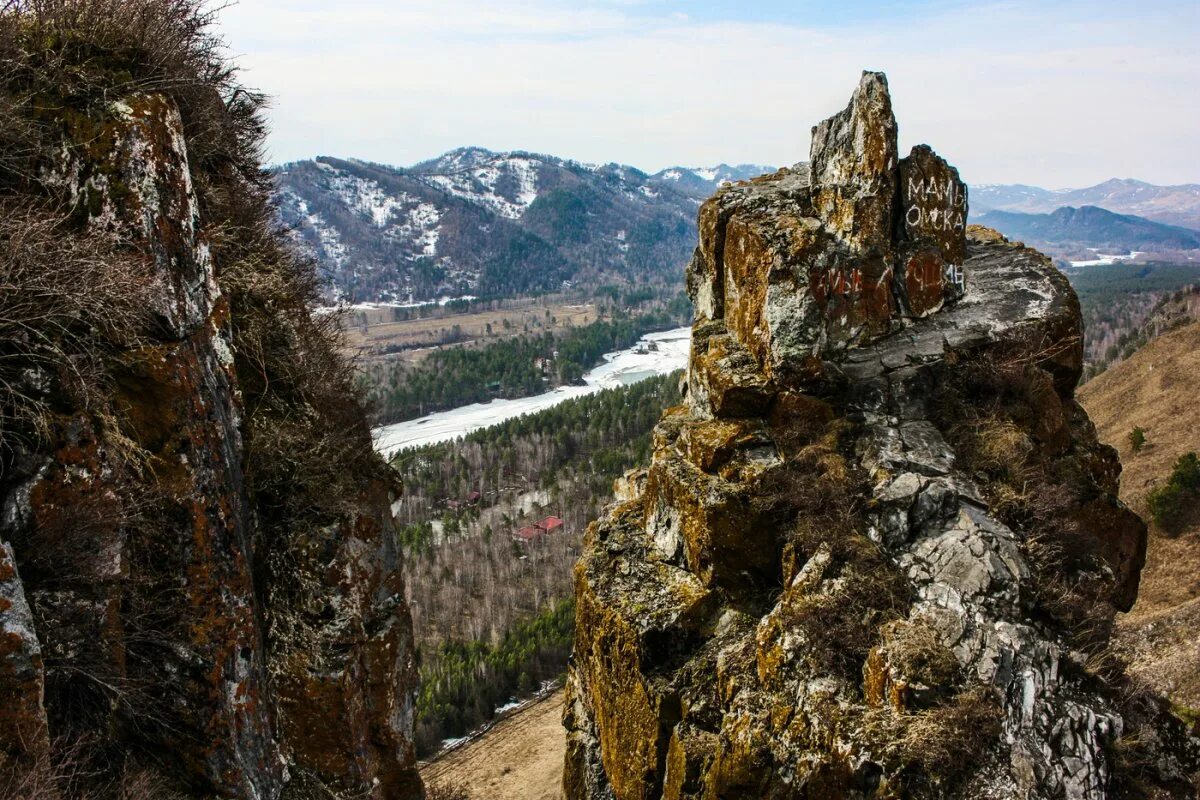 Черных горно алтайск. Чёртов палец горный Алтай. Скала чертов палец горный Алтай. Горно-Алтайск гора чертов палец. Чертов палец Горно Алтайск.