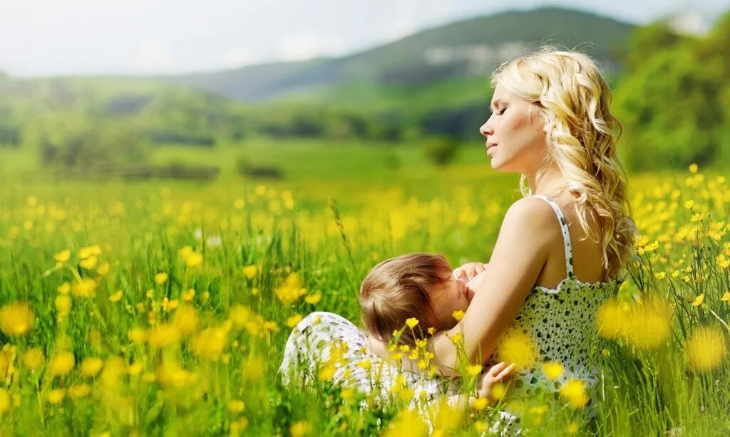 Сум мама. Мама и малыш на природе. Мать и дитя на природе. Мама с ребенком в поле. Дети и природа.