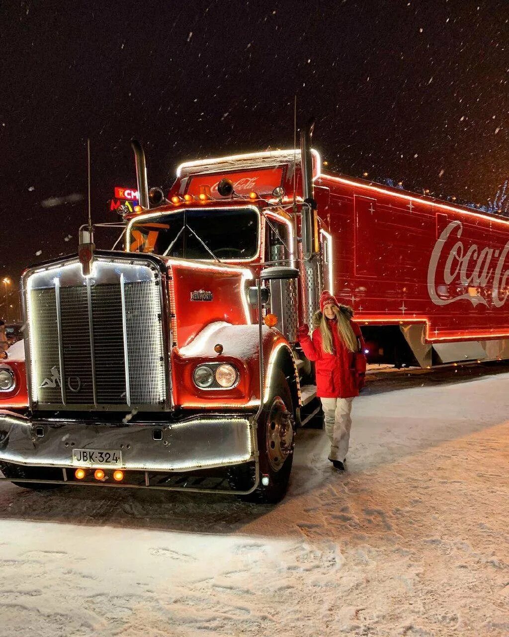 Новогодняя машина. Новогодний грузовик Кока-кола. Новогодняя фура. Новогодние Грузовики Coca-Cola.