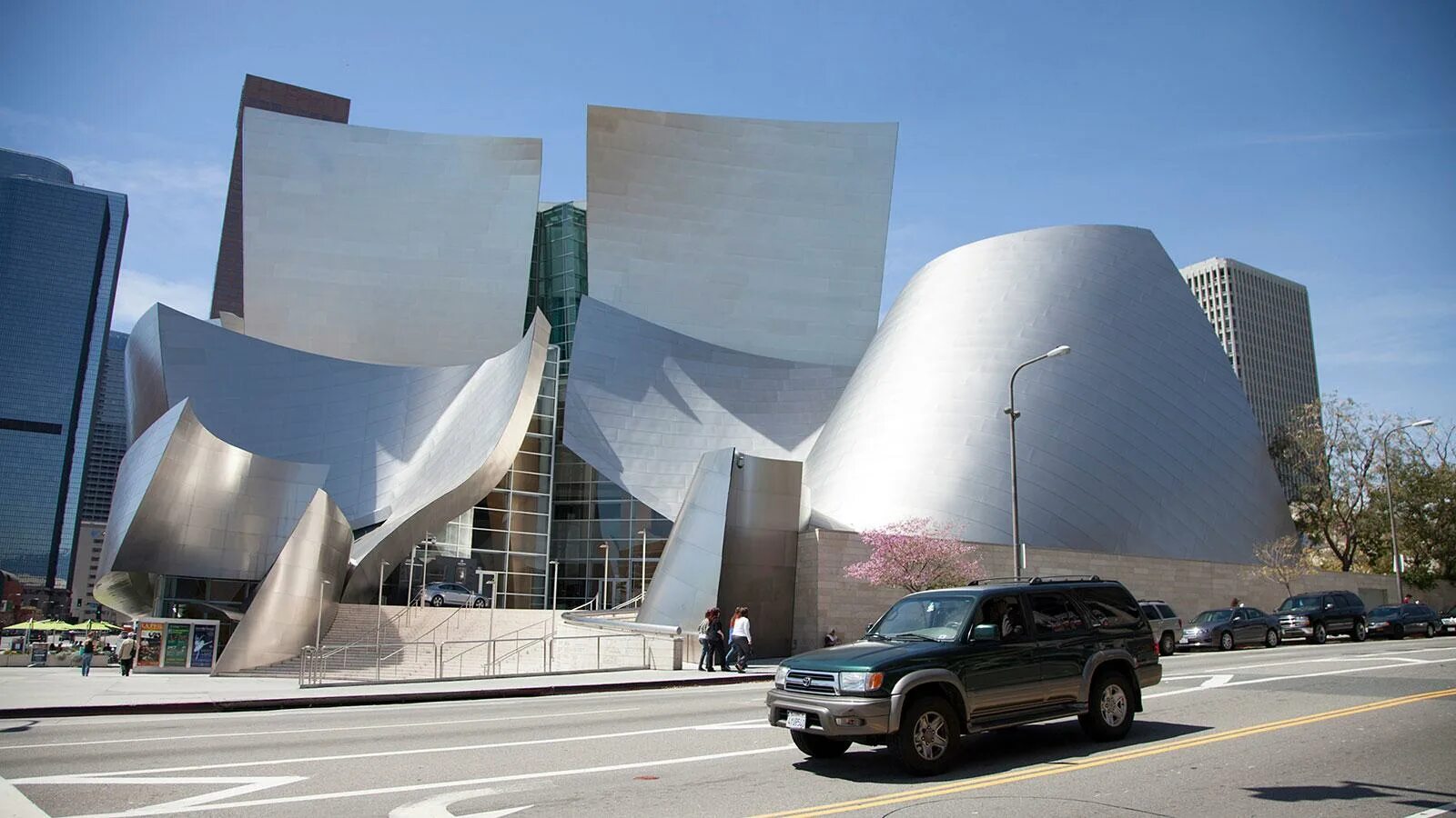 Фрэнк Гери музей Уолта Диснея. Фрэнк Гери концертный зал. Концертный зал Уолта Диснея в Лос-Анджелесе, США. Здание концертного зала имени Уолта Диснея в Лос-Анджелесе.