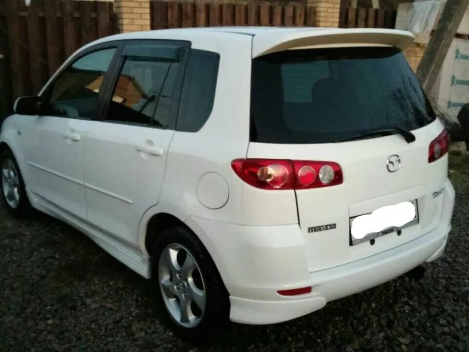 Mazda dy. Мазда Демио 2004 dy5w. Mazda Demio dy белый. Белая Mazda Demio dy3w. Спойлер Мазда Демио dy5w.