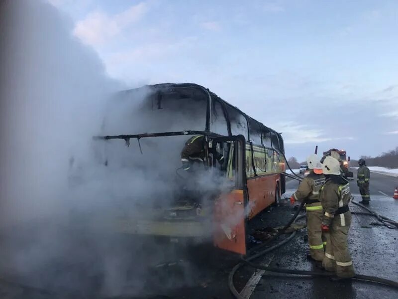 Чп автобус. В Сызрани сгорел автобус. В Самаре сгорел автобус. Сгорел автобус в Самаре на трассе.