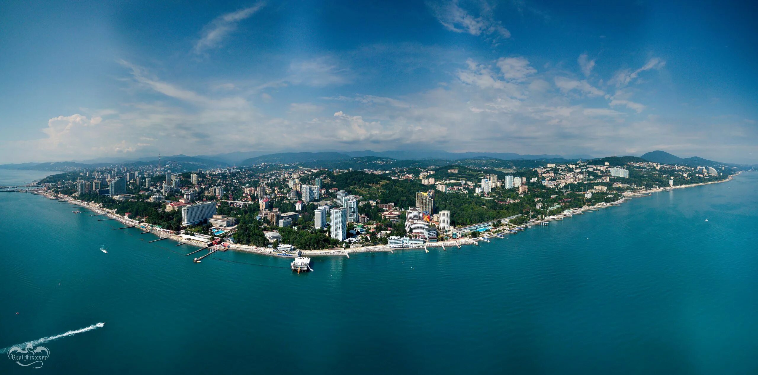 Город Сочи черное море. Сочи берег черного моря у города. Голубинка Сочи. Сочи вид сверху на город. Прекрасный сочи правильная форма