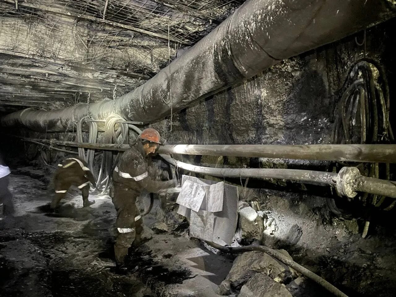 Вагонетка в шахте метро. Рудник принс-лайэлл. Шахта южная березовский. Бронешты подземные шахты. Строительство шахт.