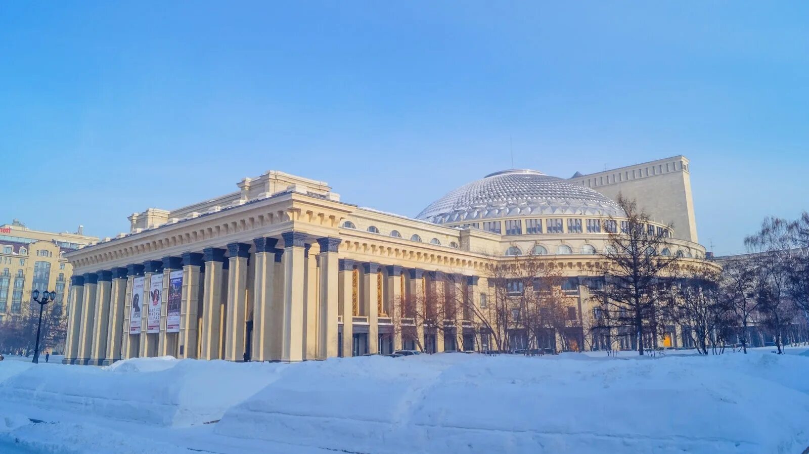 Новат новосибирск декабрь. Новат новосибирск декабрь. Новосибирский академический театр оперы и балета. Новат малая сцена новосибирск. Ночной новат новосибирск.