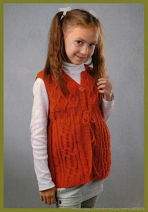 Детская безрукавка спицами для девочки. Вязаный жилет для девочки 3 лет. Вязаный жилет для девочки. Жилет спицами для девочки 9. Вязаный жилет для девочки.