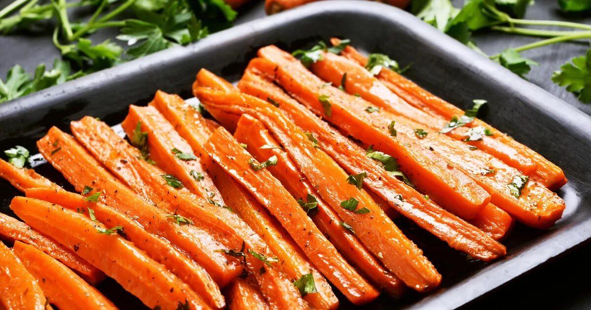 Как вкусно приготовить морковь. Морковь в духовке. Печеная морковь. Жареная морковка. Морковь брусочками в духовке.