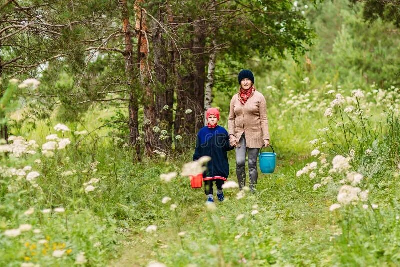 Бабушка с внуком в лесу. Бабушка в лесу. бабушка с внучкой идут в лес. бабушка с девочкой в лесу. бабушка с корзинкой в лесу.