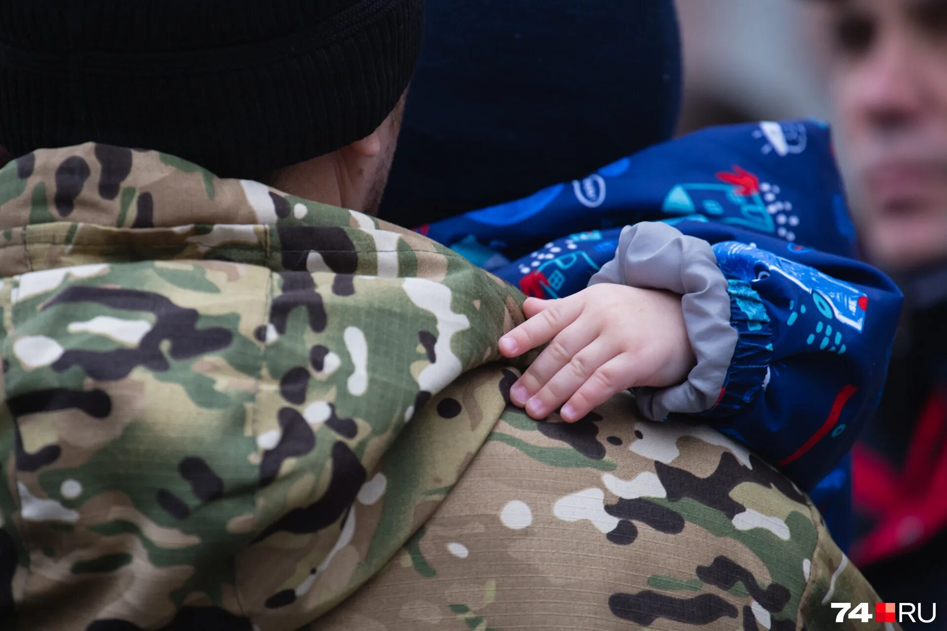 Российский солдат с ребенком. Отсрочка от мобилизации многодетным отцам. Отсрочка от мобилизации отцам с тремя детьми документ. Мобилизованные семьи. Мобилизация многодетных отцов.