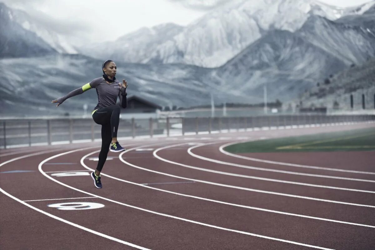 Спортсмен бега. Красивый бег. Тренировка легкоатлетов. Спортивный бег. Nike бег.