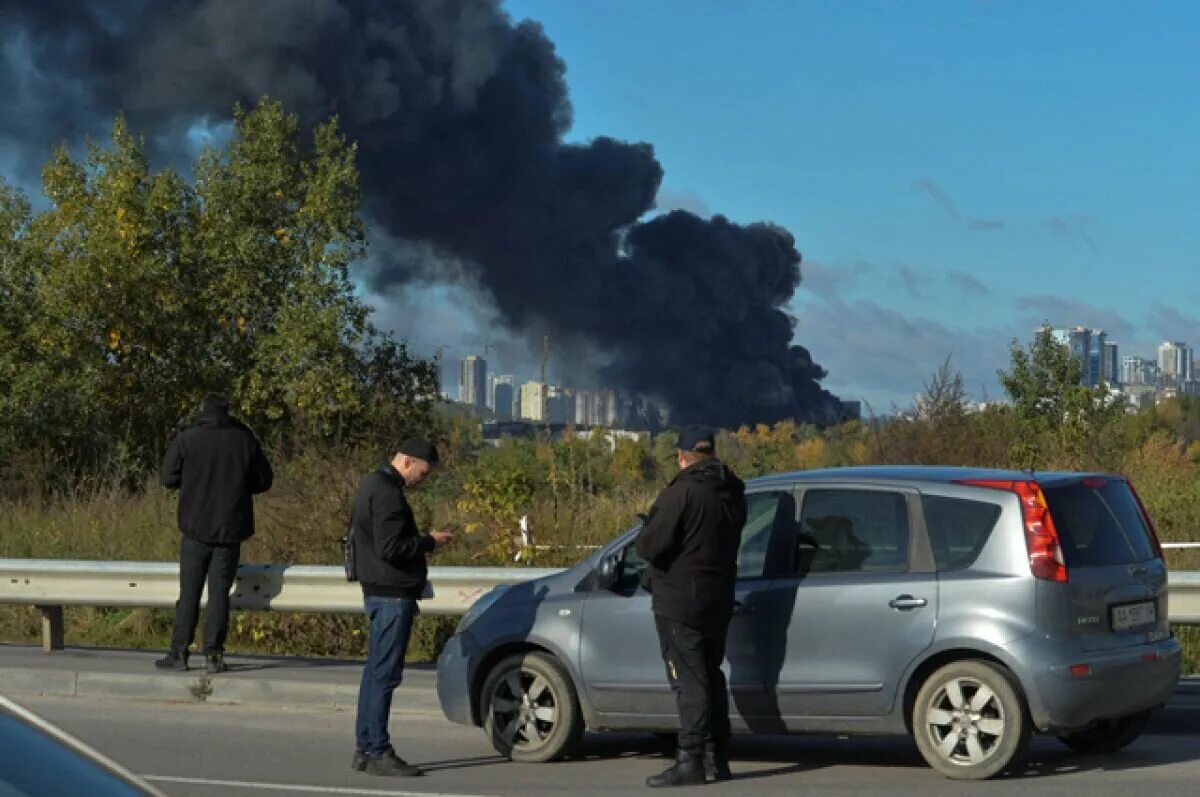 Переехать киев. Жители Киева уезжают из города фото. Ракетный удар энергетическая инфраструктура Украины. Вчерашнее происшествия на вокзале. Удары по Украине герань.