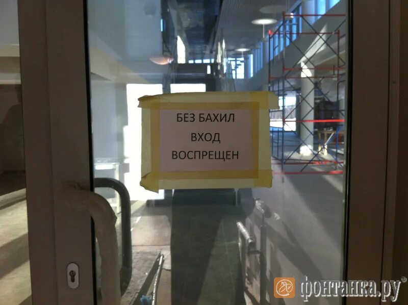 Надевайте или одевайте бахилы как правильно. Одевайте бахилы объявление. без бахил не входить. надевайте пожалуйста бахилы таблички. при входе надевайте бахилы объявление.