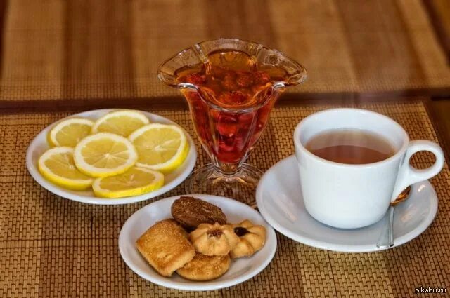 Выпить чаю лимоном. Чай с лимоном. Доброе утро чай с лимоном. Чашка чая. Чай с лимоном и печеньем.