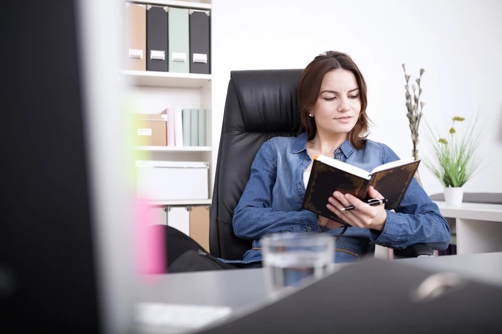 Чтение в офисе. Девушка с книгой в офисе. Человек в офисе читает. Человек читает в кабинете.