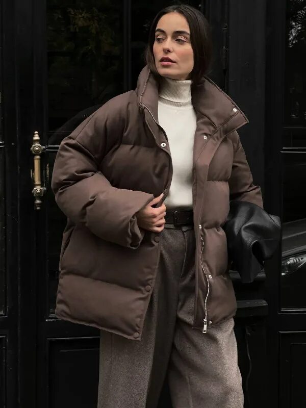 Новая коллекция одежды пуховики рекламы. Пуховики с двумя строчками. Moncler barbel. Два пуховика. Человек в пуховике.