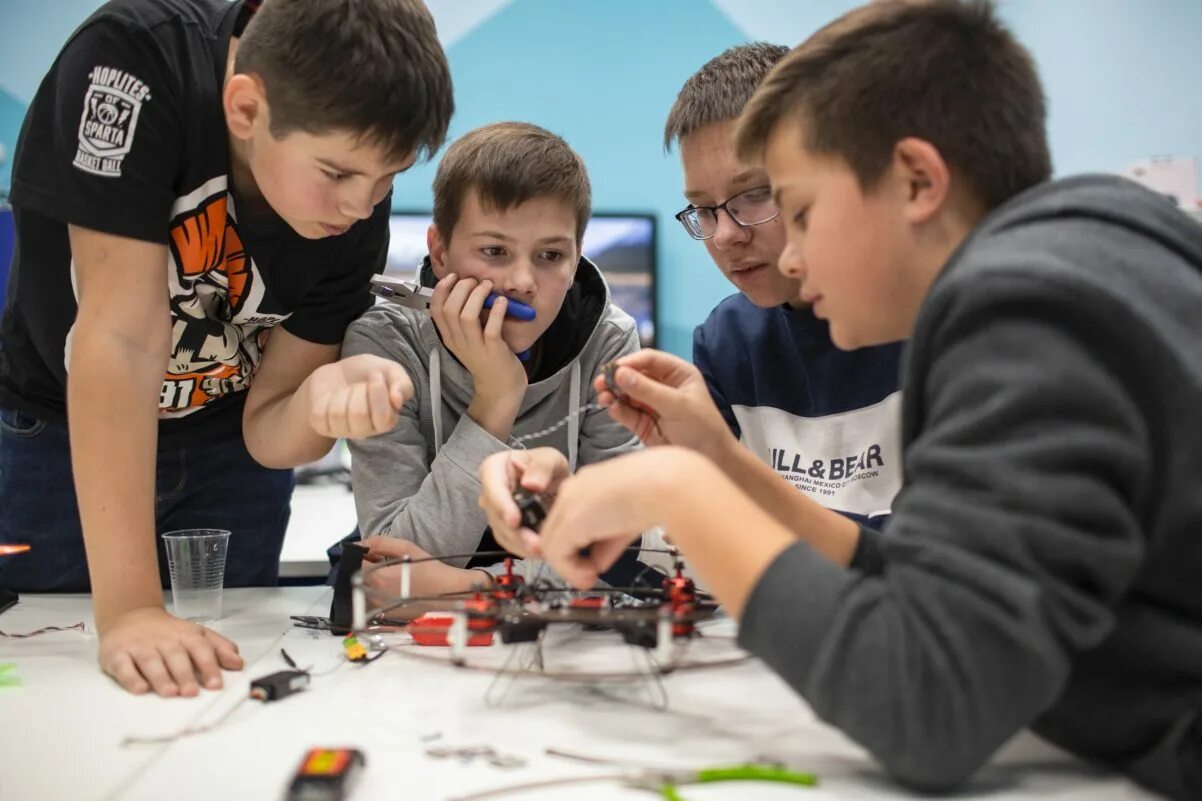 Робототехника для детей химки. Кружок робототехники для детей. Мастер класс робототехника. Робототехника для детей. Соревнования по робототехнике.