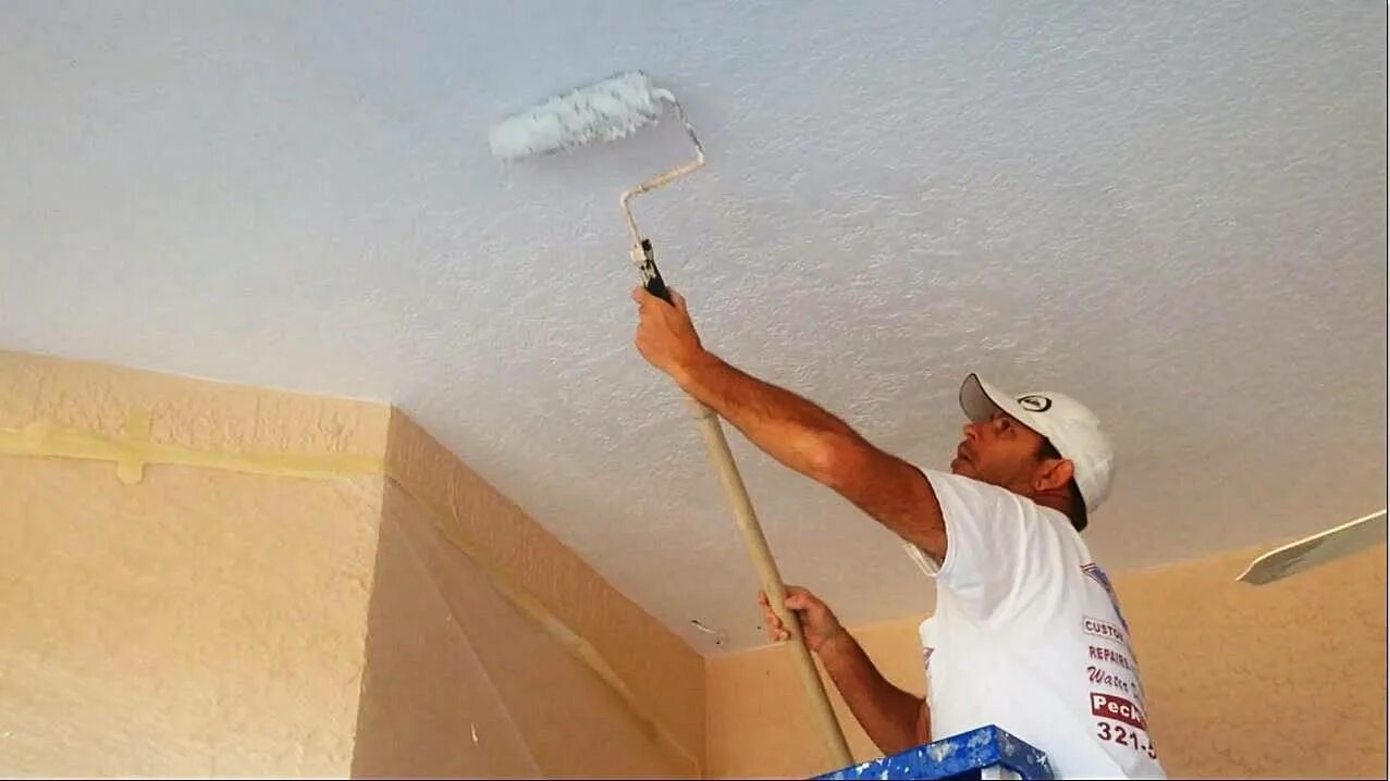 Перед покраской потолка нужно грунтовать. Побелка потолка. Побелка потолка водоэмульсионной. Потолок из побелки. Потолок под покраску.