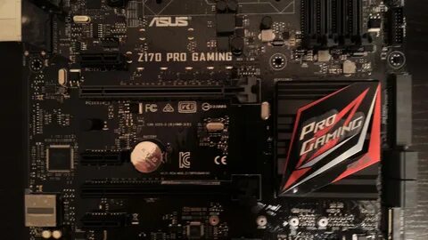 Красная материнская плата asus