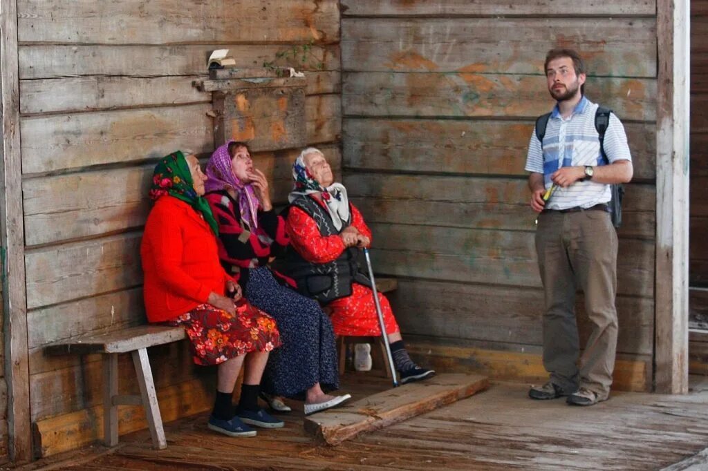 Городской человек в деревне. Деревенские жители. Деревня жителей. Городские и сельские жители. Деревенские люди.