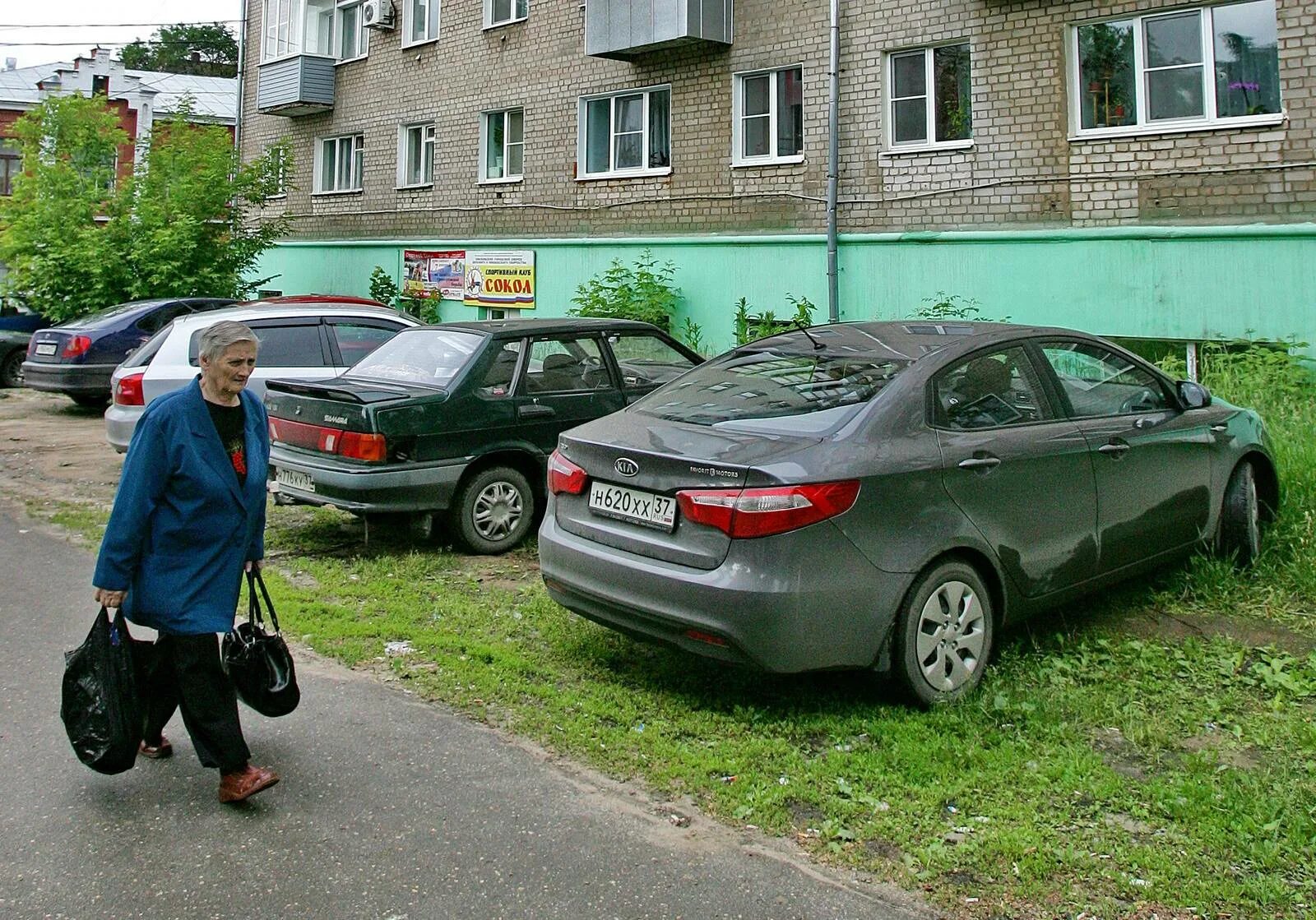 Штраф за зеленую зону. Парковка на газоне. Машина припаркована на газоне. Парковка на газоне в Москве. Газон авто.