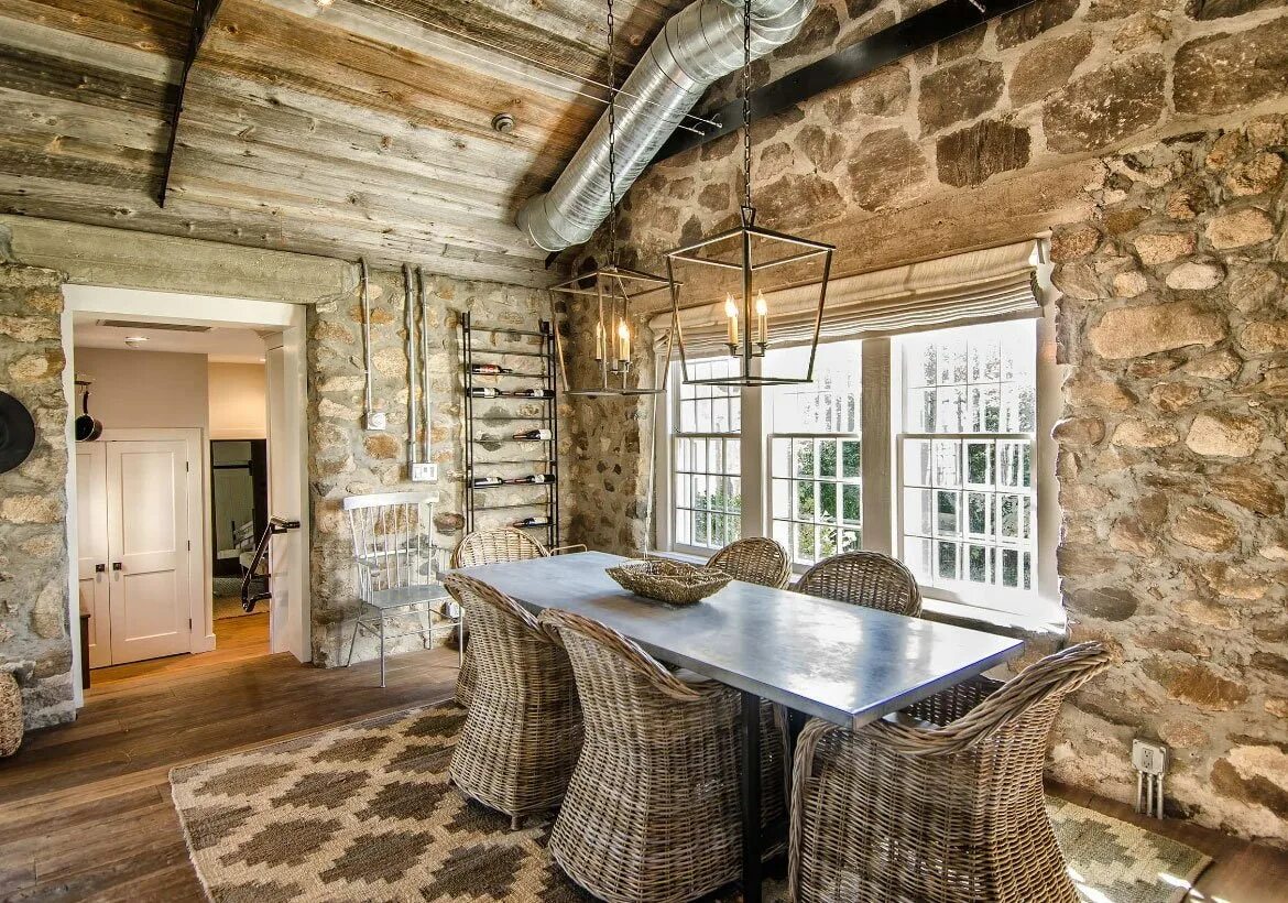 Каменная стена в деревянном доме. Камень в интерьере. Сруб охотничий домик. Внутренняя отделка дома деревом. Природный камень в интерьере.