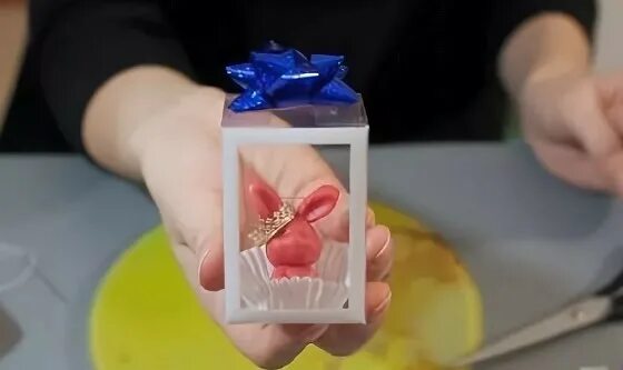 коробочка для обручальных колец на свадьбу. подарок цветы и кольцо в коробочке. айфон подарок девушке. подарок в скорлупе грецкого ореха. подарок спрятанный в конфетах.