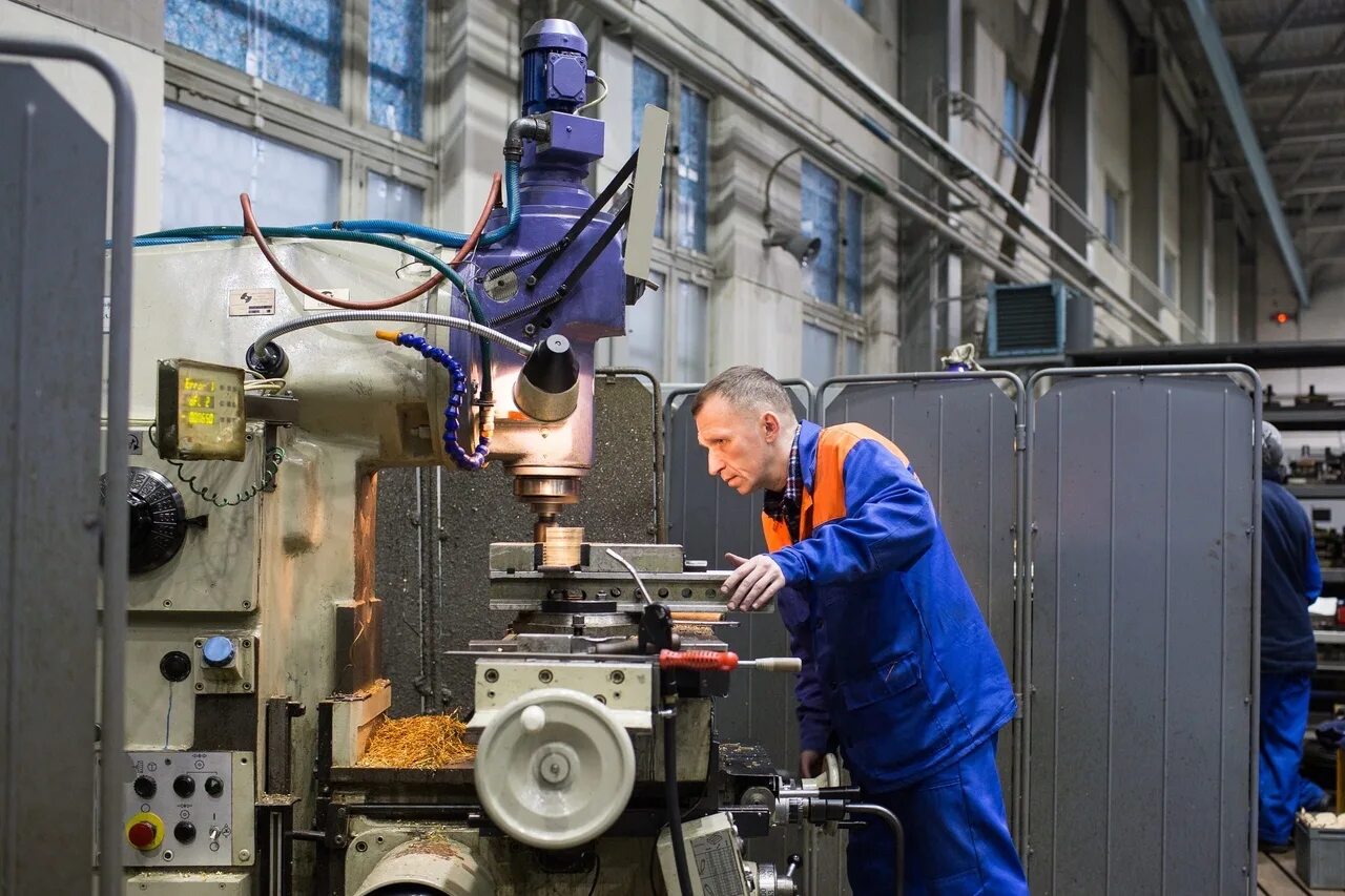 Фрезеровщик 5 разряда должен уметь. Сверловщик на заводе. Фрезеровщик. Санкт петербург фрезеровщиков. Рабочее место фрезеровщика.