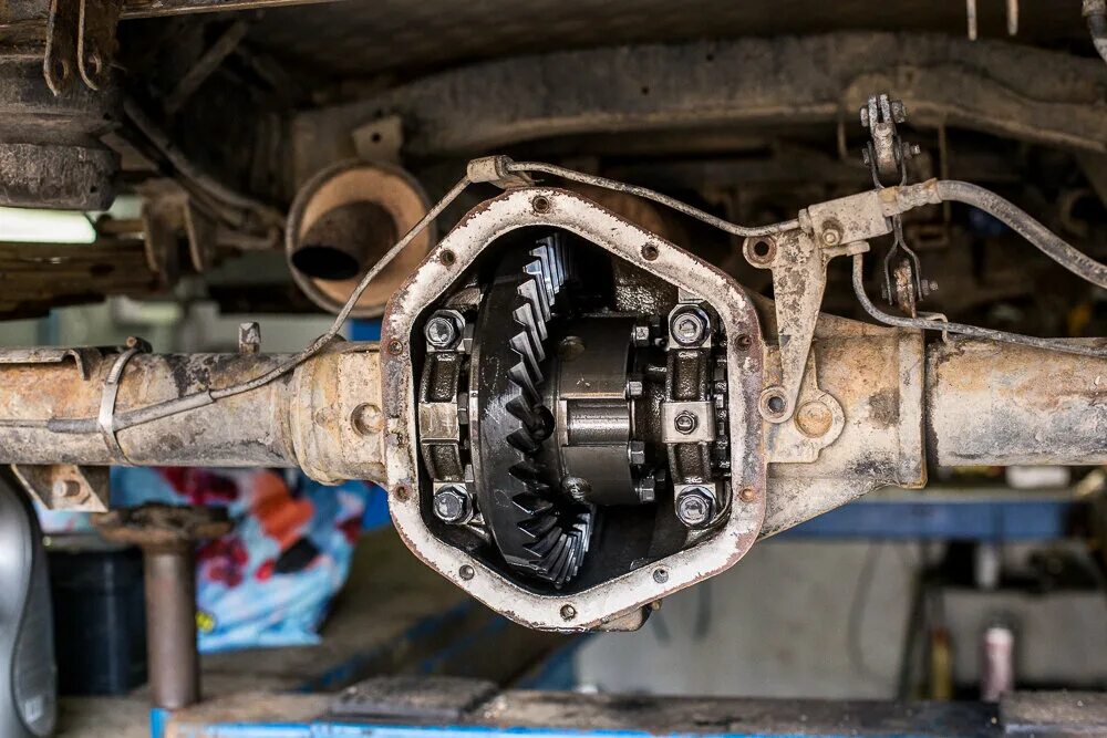 При поворотах задний редуктор. Скрежет заднего моста. Щелчок при трогании на редукторе заднего моста газель. Задний мост hummer h2. Редуктор заднего моста hammer h2.