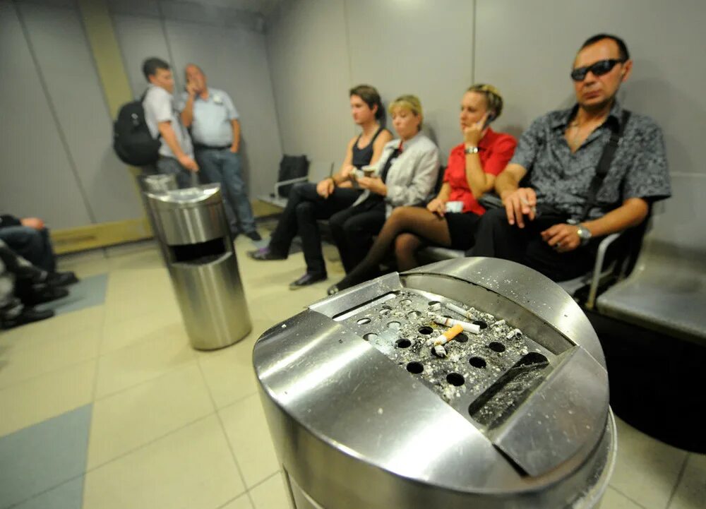 Можно ли в аэропорт сигареты. Курилка в аэропорту Домодедово 2022. Место для курения в аэропорту Домодедово. Зона для курения в аэропорту Домодедово и 2022. Курилки в Домодедово в зоне вылета 2022.