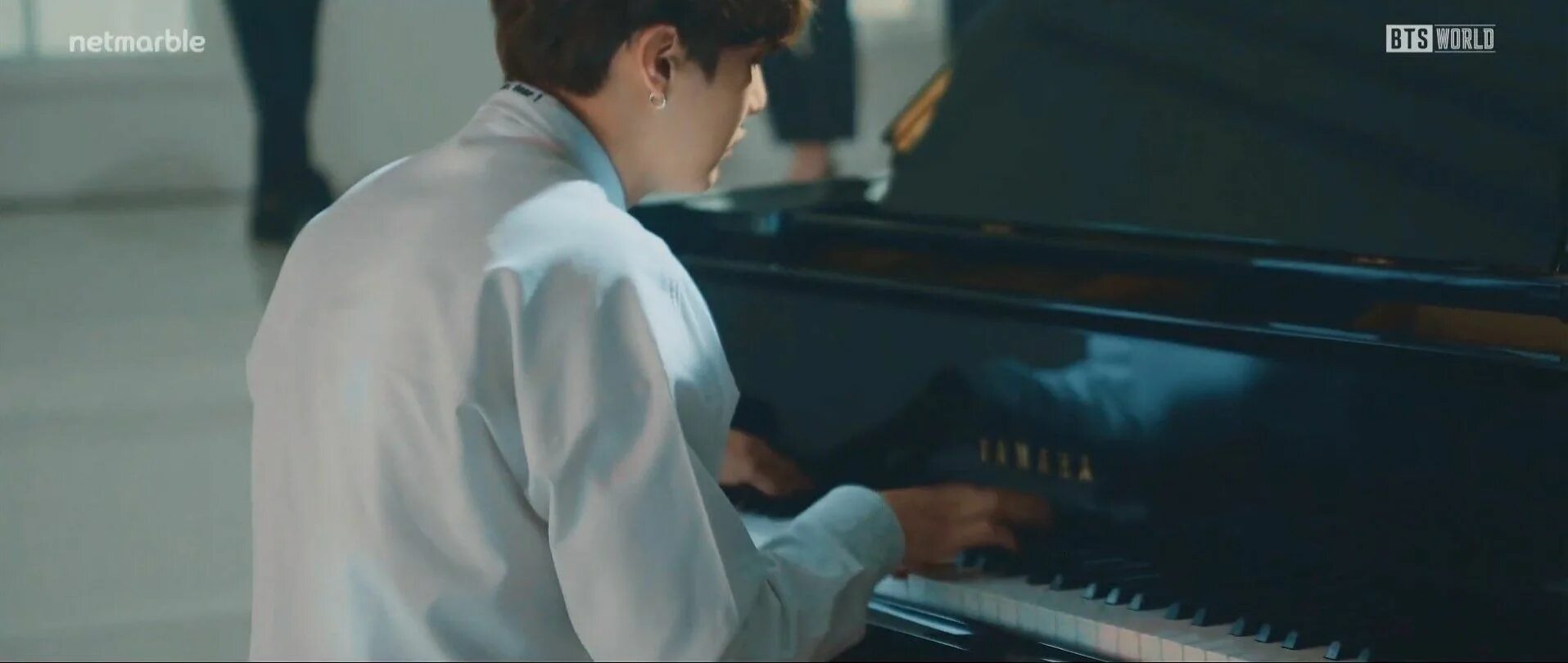 Песня местный шуга. Suga playing the Piano. Yoongi playing Piano. Шуга Шуга бурито сыграть на пианино. Шуга играет на пианино фото.