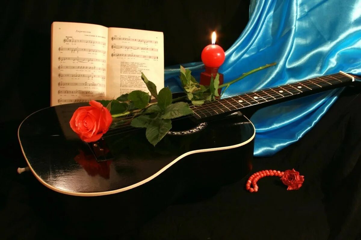 Русский романс. Тамбовский хор забытая мелодия. Помни поет. Девушка с микрофоном эстетика. Девушка поет в микрофон.