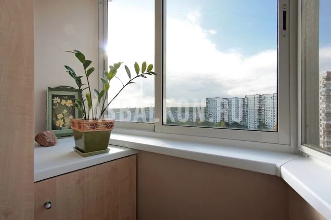 Алюминиевые балконы белые. Балконов 12. Отделка лоджии. Интерьер балкона. Интерьер балкона.