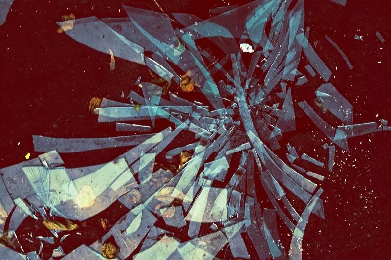 Разбитые кусочки. Разбитые осколки. разбитые стекла арт. разбитое стекло куски. стекло разбитое кусочки.